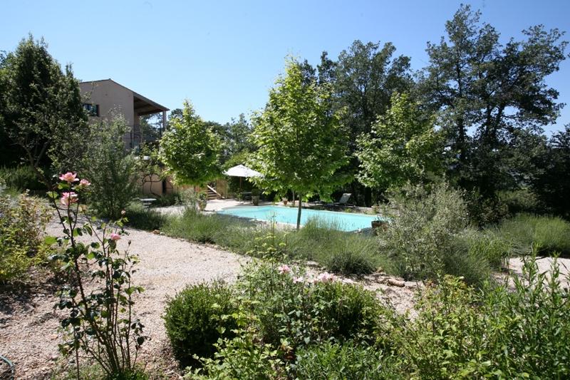 Close to a village of Luberon, nice and quiet house on a piece of land of 2760 m².